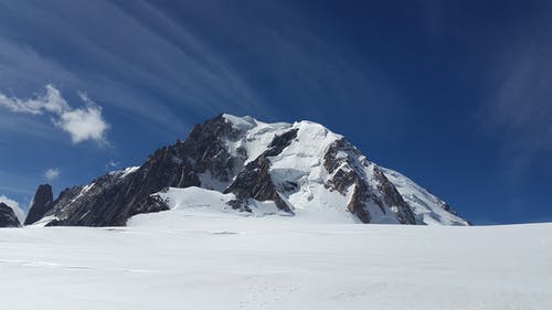 白天的灰色和白色冰冷山照片 · 免费素材图片