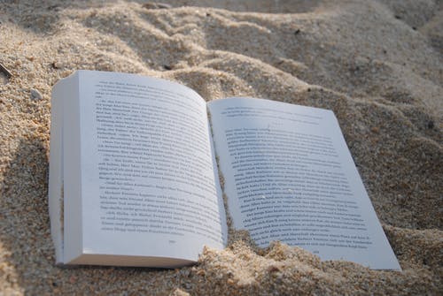 白天在沙滩上的白书 · 免费素材图片