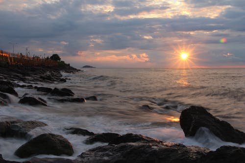 在日落的海边岩石 · 免费素材图片
