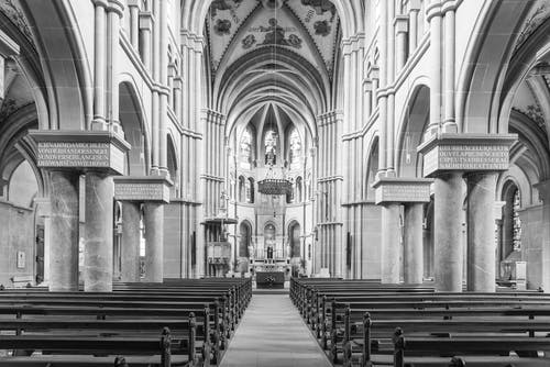 教堂的灰度照片 · 免费素材图片