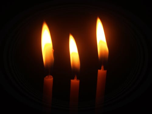 点燃的蜡烛 · 免费素材图片