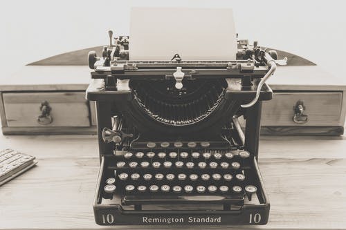 雷明顿灰度摄影中的标准打字机 · 免费素材图片