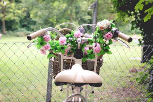 棕色自行车篮中的粉红玫瑰花束 · 免费素材图片
