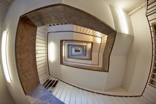 棕色和白色螺旋楼梯大楼的低角度照片 · 免费素材图片