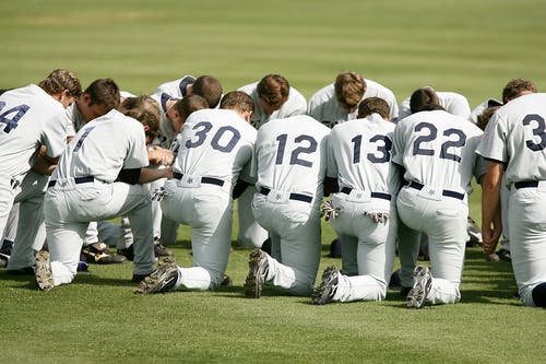 棒球运动员白天跪在草地上 · 免费素材图片