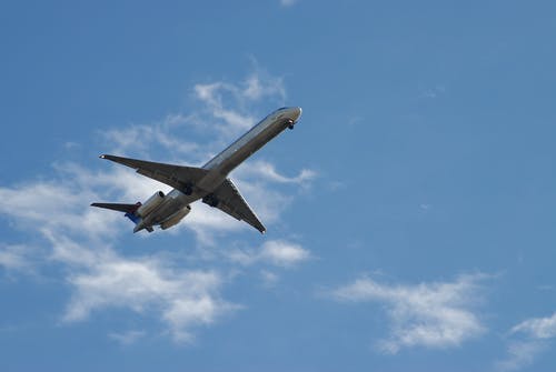 白色和蓝色的飞机，白天在白色和蓝色的天空下 · 免费素材图片