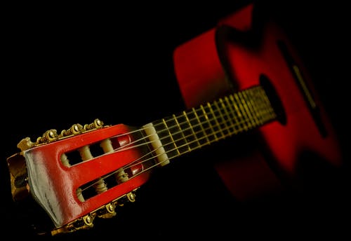 黑色和红色经典吉他 · 免费素材图片