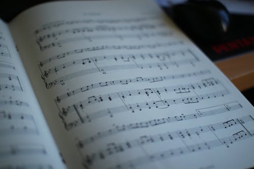 黑色打印白皮书音符本 · 免费素材图片