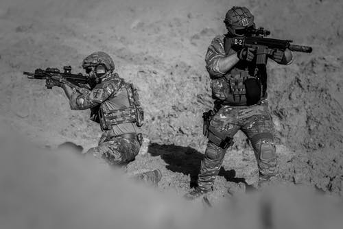 军队西装灰度摄影中的2人 · 免费素材图片