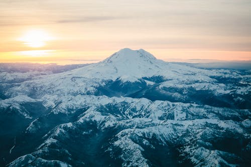 在日落时白雪覆盖的黑山 · 免费素材图片