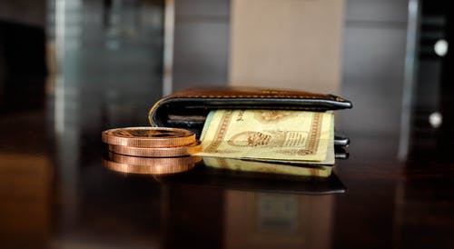 棕色皮革双折钱包，伸出了钞票 · 免费素材图片