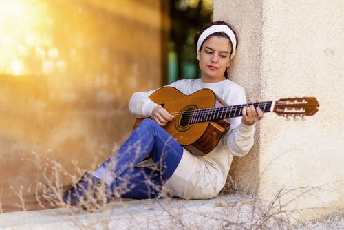 女人弹吉他 · 免费素材图片