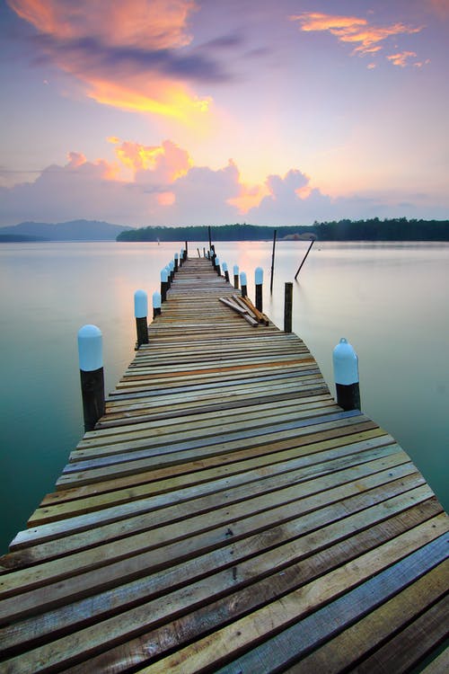 在水体旁边的棕色木码头 · 免费素材图片