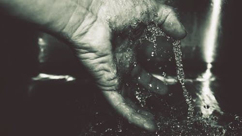 人的手用水 · 免费素材图片