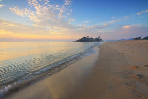 蓝天下的海岸线 · 免费素材图片