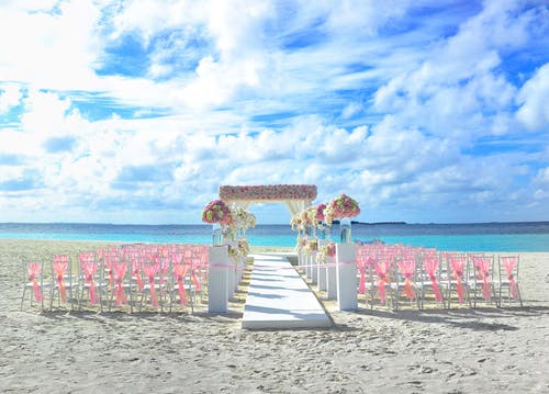 白色和粉红色的花艺婚庆装饰 · 免费素材图片
