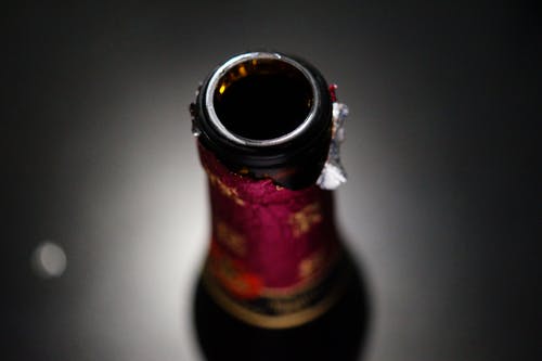 琥珀色玻璃瓶盖的选择性聚焦摄影 · 免费素材图片