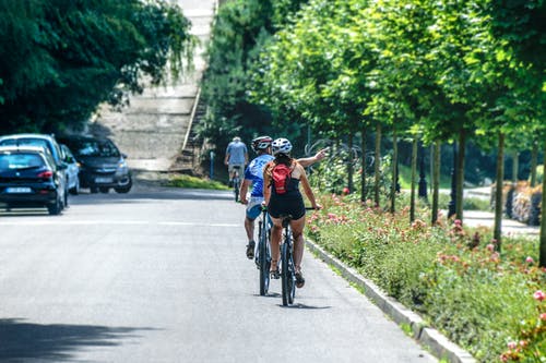 男人和女人骑自行车 · 免费素材图片
