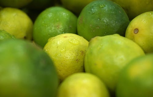 在特写照片中的绿色和黄色石灰水果 · 免费素材图片