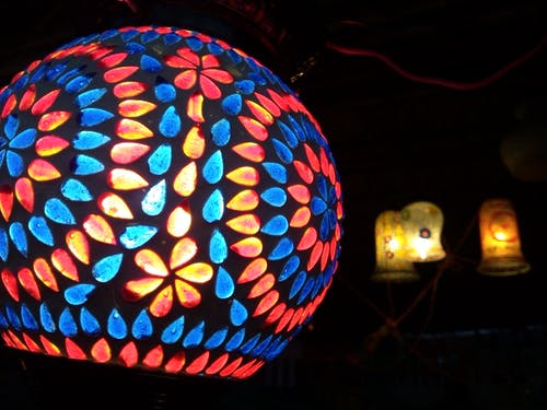 红色和蓝色花卉吊坠灯 · 免费素材图片