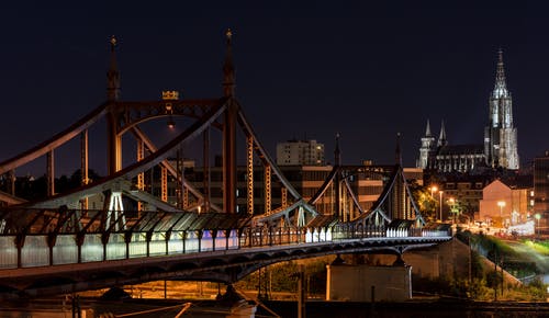 夜间的城市桥梁表示 · 免费素材图片