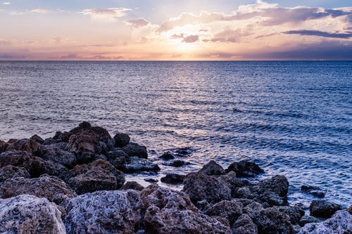 海边的灰色岩石 · 免费素材图片