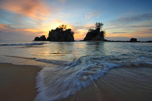 黄金时段四面环海的岩层 · 免费素材图片