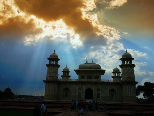 人们聚集在混凝土建筑前 · 免费素材图片