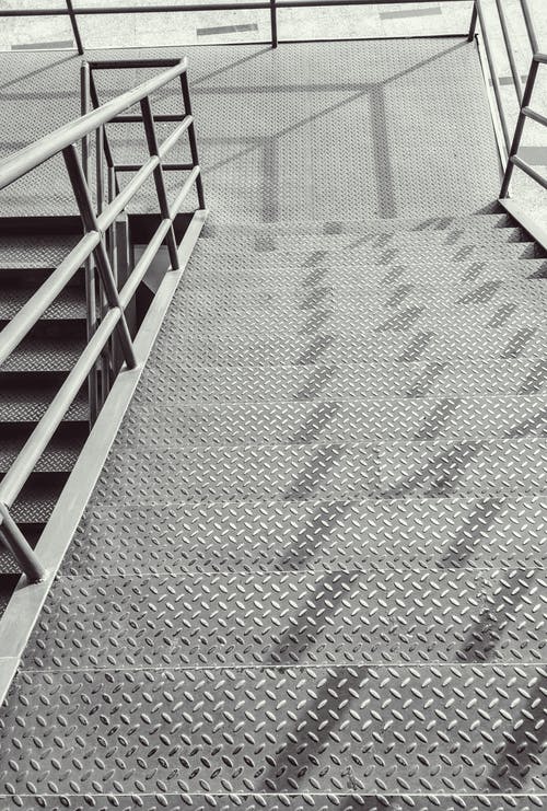 黑色金属楼梯 · 免费素材图片