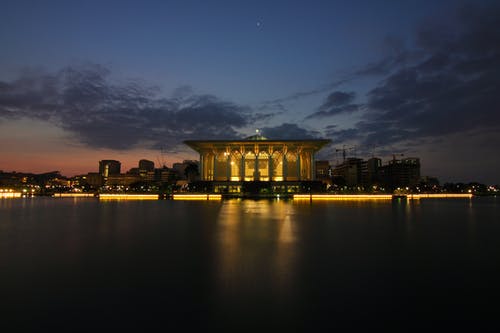 白色建筑的风景摄影 · 免费素材图片