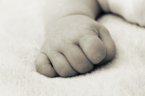 婴儿拳头的灰度摄影 · 免费素材图片
