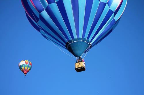 蓝色和蓝绿色的热气球，靠近粉红色和蓝色的热气球 · 免费素材图片
