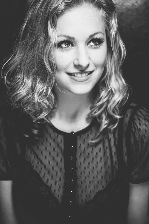 女人微笑的灰度照片 · 免费素材图片