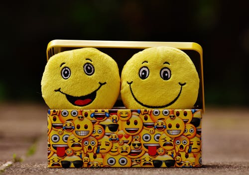 黄色外壳上的两个黄色表情符号 · 免费素材图片