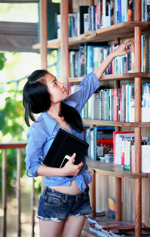 扶手附近的女人到达书 · 免费素材图片