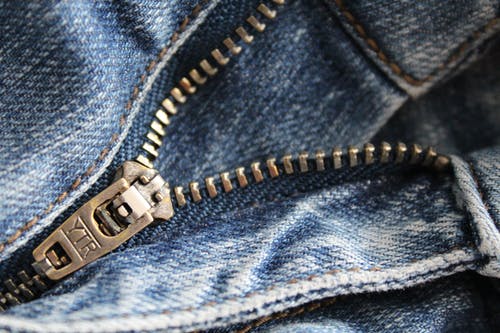 蓝色牛仔短裤的拉链的特写 · 免费素材图片