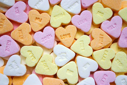 黄色，粉红色，橙色和白色爱心糖果 · 免费素材图片