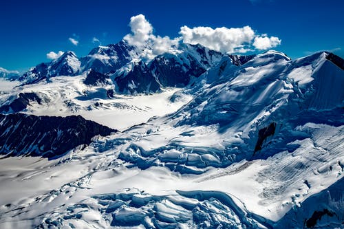 蓝蓝的天空下白雪覆盖的山 · 免费素材图片