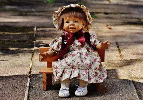 棕色头发的女娃娃 · 免费素材图片
