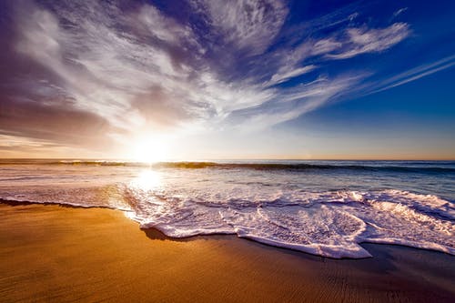 在日落的白色和蓝天下的海滨 · 免费素材图片
