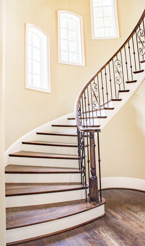 白色和棕色混凝土螺旋楼梯 · 免费素材图片
