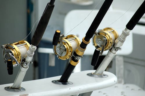 3衬里黄铜和黑色钓鱼线轴 · 免费素材图片