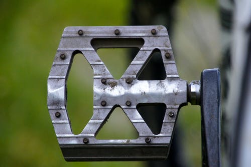 灰色金属自行车踏板 · 免费素材图片