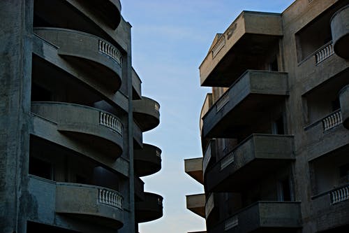 2棕色高层建筑在白天彼此面对 · 免费素材图片