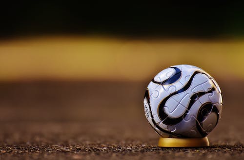 白色和黑色足球选择性聚焦摄影 · 免费素材图片