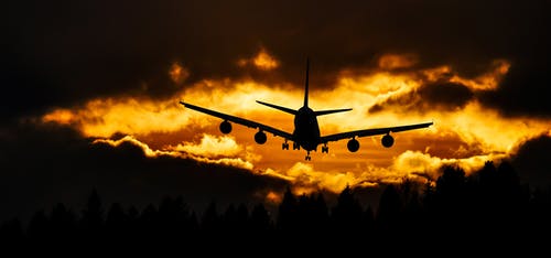 日落期间空中飞机剪影 · 免费素材图片