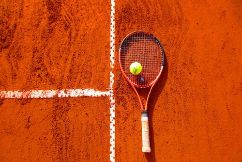 网球在地板上的网球拍 · 免费素材图片