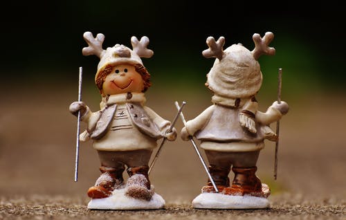 米色和棕色男孩滑雪雕像 · 免费素材图片