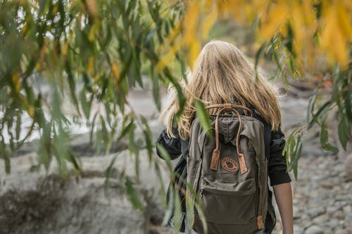 女人穿着黑色的肘袖衬衫和背包 · 免费素材图片