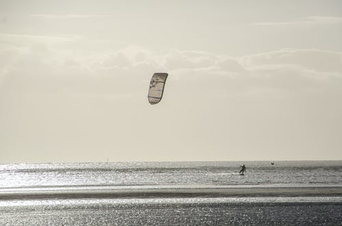 多云的天空下的人帆伞运动 · 免费素材图片